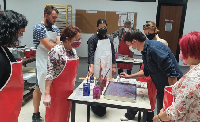 Girne Belediyesi ve Uluslararası Final Üniversitesi iş birliğinde ebru sanatı kursu başladı