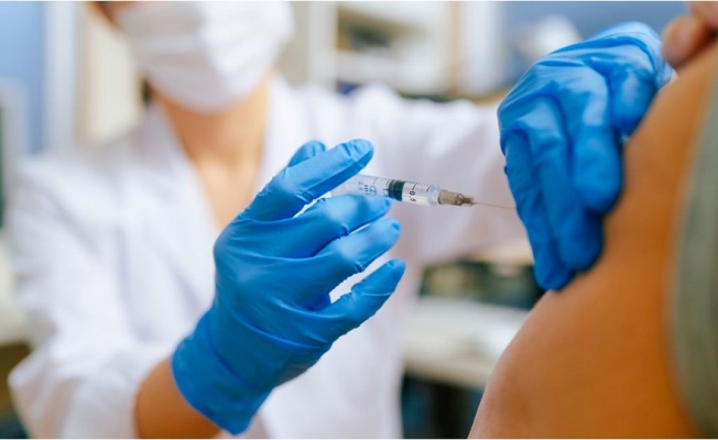 İtalya’da bir sağlık çalışanı sahte kolla Covid aşısı olmaya çalışırken yakalandı
