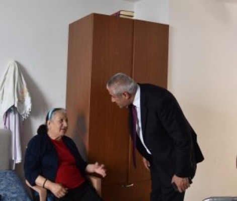 Taçoy, Lapta Huzurevi’deki yaşlılara bayram ziyareti yaptı