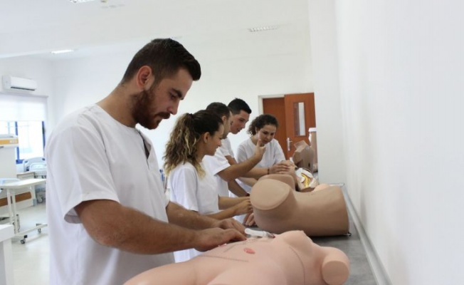 LAÜ hemşirelik öğrencileri tam donanımlı laboratuvarlarda eğitim alıyorlar