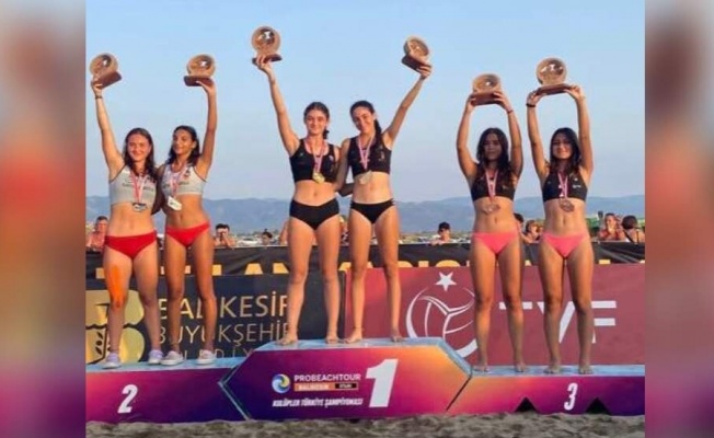 Pro Beach Tour Kulüpler Plaj Voleybolu Şampiyonası'nda şampiyon Nehir ve Şerifenaz ikilisi