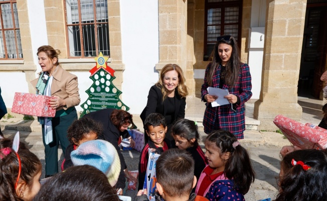 Sibel Tatar’ın Başlattığı “Yeni Yıl Dilek Ağacı Projesi” Öğrencileri Sevindirmeye Devam Ediyor