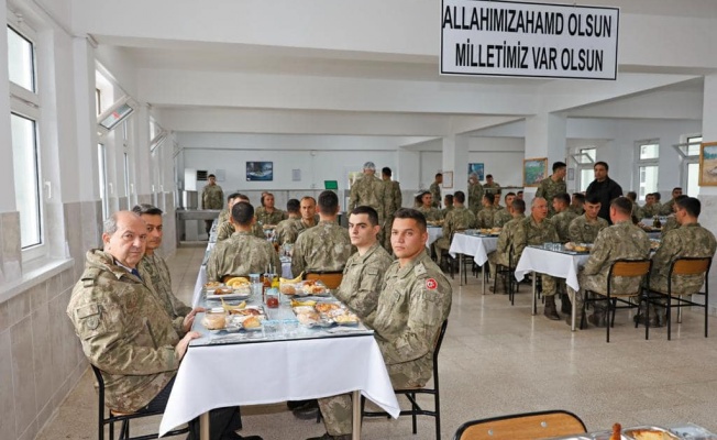 Cumhurbaşkanı Tatar, Mehmetçikle öğle yemeği yedi