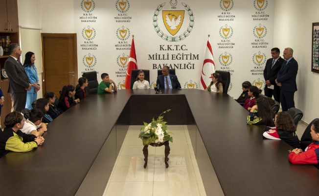 Nazım Çavuşoğlu, makamını Alasya İlkokulu öğrencisi Ela Kızıltunçlar’a devretti