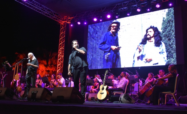 Cahit Berkay ve Senfonik Anadolu Orkestrası dün akşam Girne Amfitiyatro'da sahne aldı