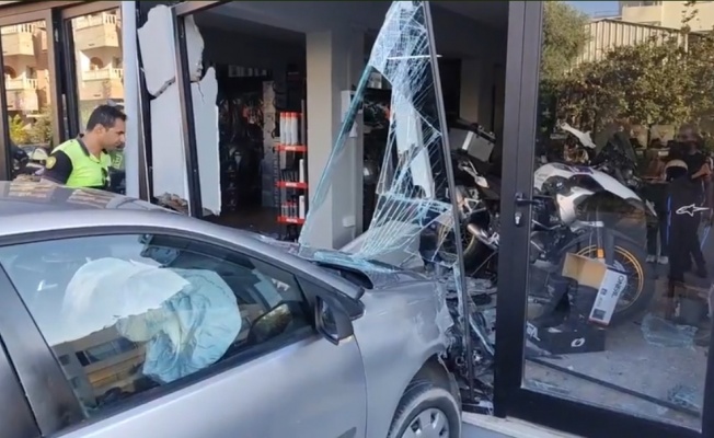 Dikkatsiz sürücü iş yerinin vitrin camına çarptı: 1 yaralı