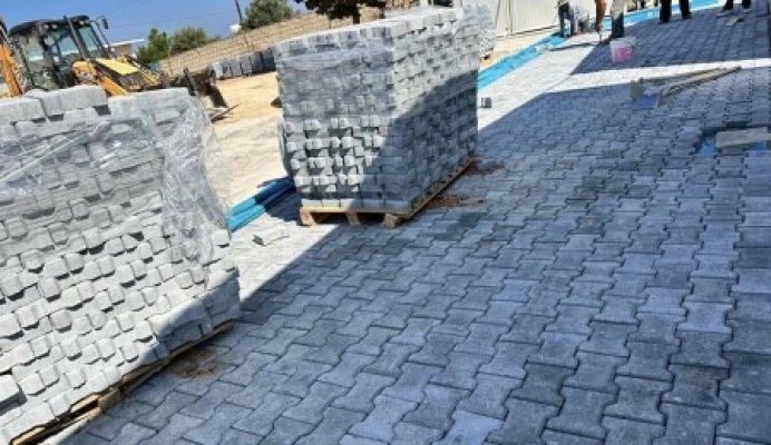 Erenköy Lisesi’nde sular altında kalan bölge parkeyle döşeniyor