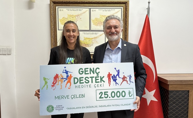 "Voleybolun Yıldız İsmi Merve Çelebi, Evkaf Genç Destek Ödülü'nü Aldı"