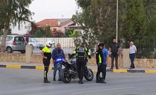 Eskort görevi yapan polis mensubu yayanın koluna çarptı