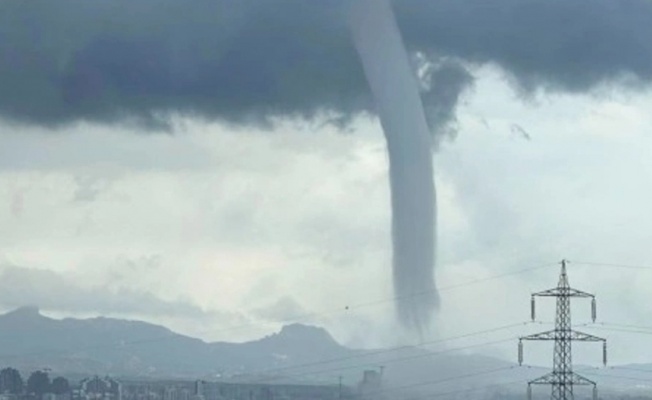 İskele'de fırtına konteynerleri savurdu: 4 kişi yaralı