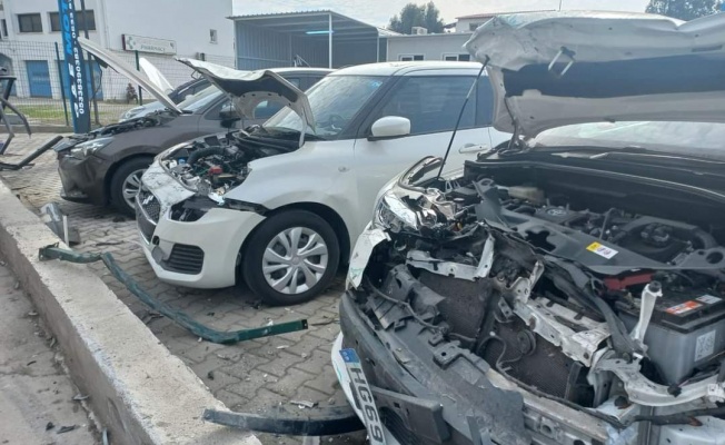 Lefkoşa'da feci kaza... Galerideki araçların üzerine uçtu