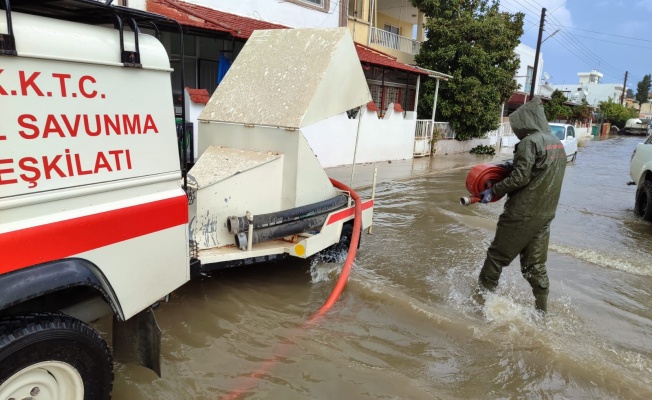 Sivil Savunma ekipleri su baskınlarına müdahale ediyor