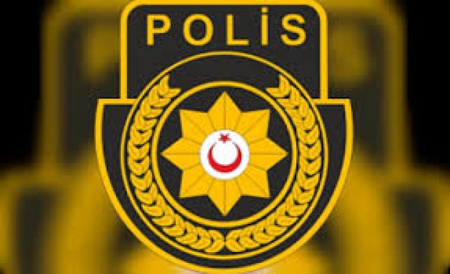 Sürücü aracı ile suya kapılarak dere yatağına sıkıştı