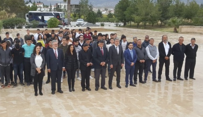 Kıbrıs Vakıflar İdaresi Dr. Küçük’ün kabrine çelenk koydu