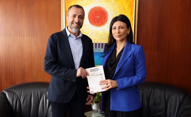 Kuzey Kıbrıs’ta Yolsuzluk Algısı Raporu, Özdenefe’ye Sunuldu Kuzey Kıbrıs’ta Yolsuzluk Algısı Raporu, Özdenefe’ye Sunuldu
