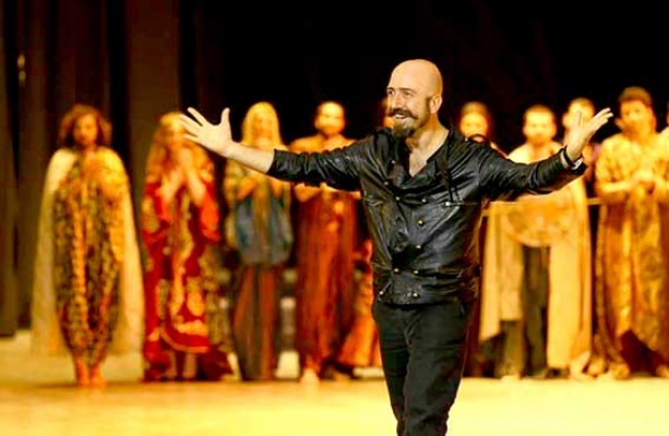 Abdullah Öztoprak’tan unutulmaz bir sahne eseri: Tek şahidi cümbezdi