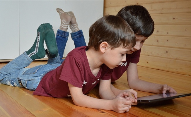 Fransa’da 15 yaşın altındaki çocuklara telefon yasağı geliyor