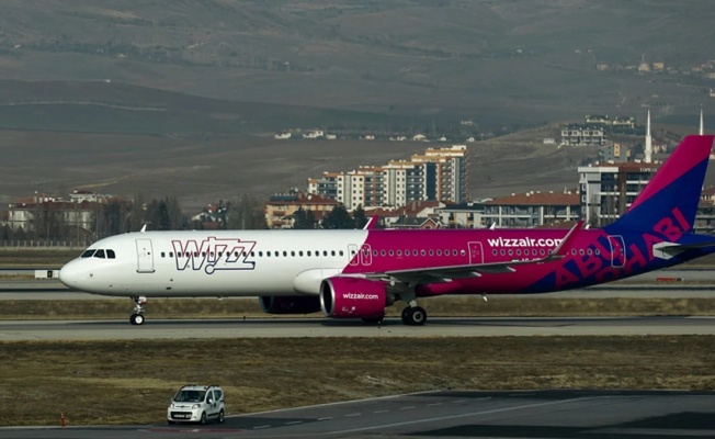 Varşova-Larnaka seferini yapan pilot bayıldı, uçak acil iniş yaptı