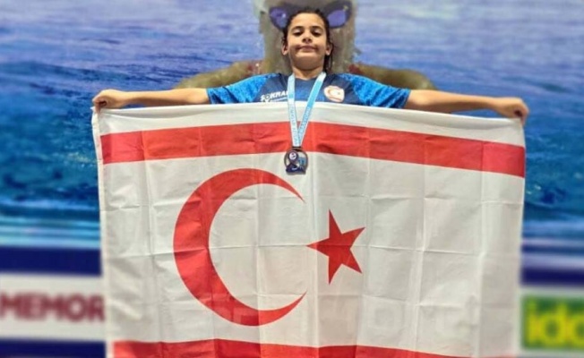 Necat British College öğrencisi Kaya Tutku, yüzmede iki bronz madalya kazandı