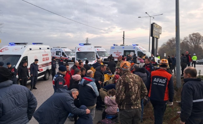 Okul servisi ile tır çarpıştı... 8 öğrencinin durumu ağır