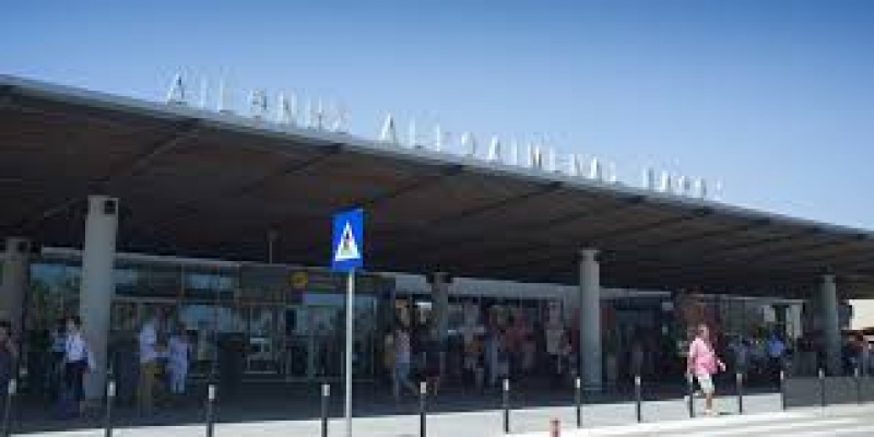 Baf Havalimanı'nda Kıbrıslı Türk oldukları iddia edilen 3 kişi, 174 karton sigarayla yakalandı