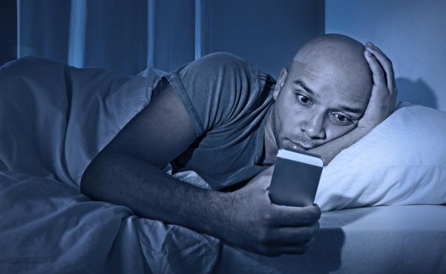 Uyumadan önce telefonla ilgilenenler dikkat! Meğer öyle bir etkisi varmış ki...