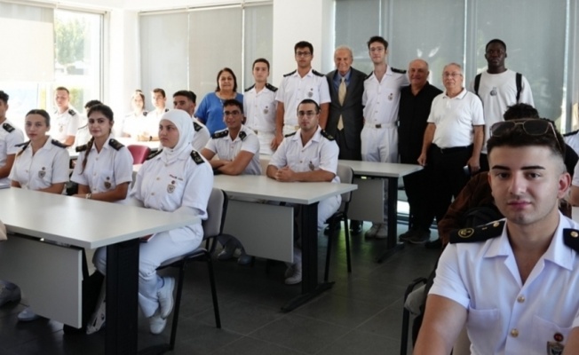 Ediz Hun, GAÜ Denizcilik öğrencileri ile bir araya geldi