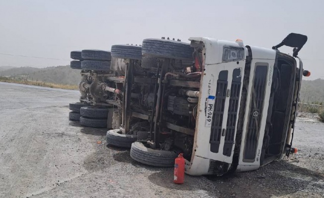 Kum yüklü kamyon devrildi: Sürücü yaralı