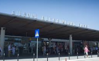 Baf Havalimanı'nda Kıbrıslı Türk oldukları iddia edilen 3 kişi, 174 karton sigarayla yakalandı