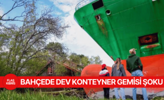 Sabah gözünü açtı, bahçesinde dev konteyner gemisi buldu