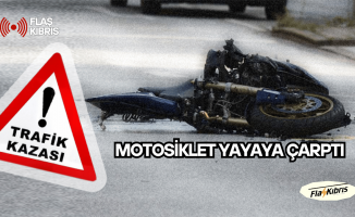 Motosiklet sürücüsü yol kenarında yürüyen yayalara çarptı!