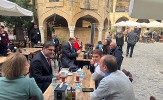 Savaşan hekimlerle bir araya geldi