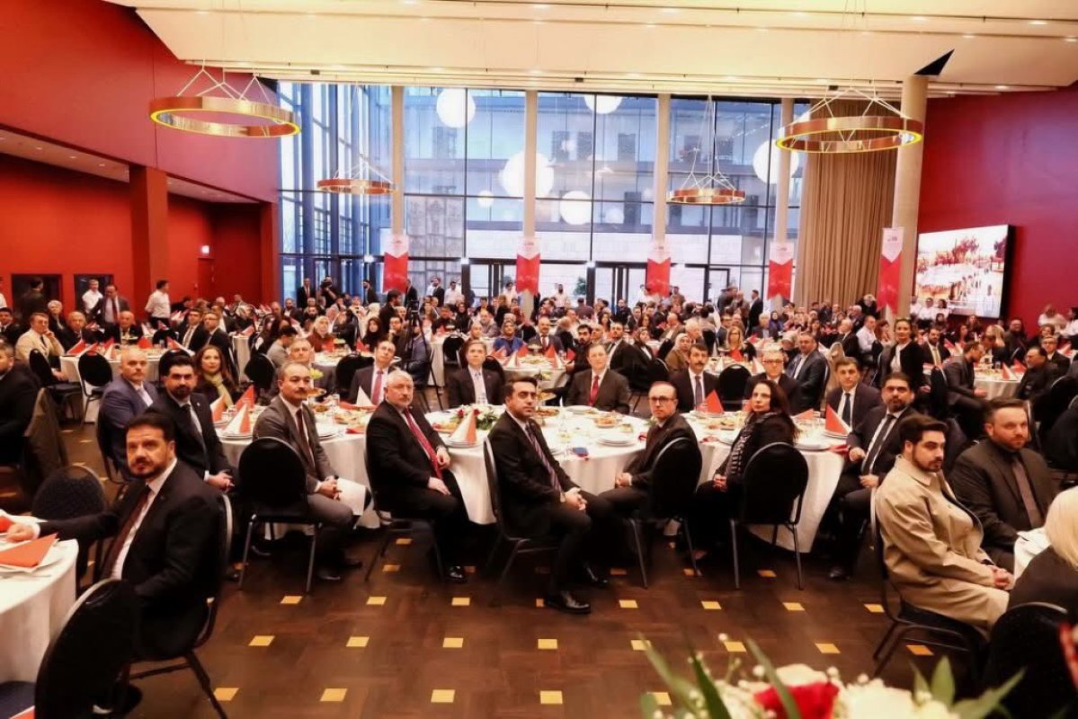 Berlin’de kardeşlik sofrası