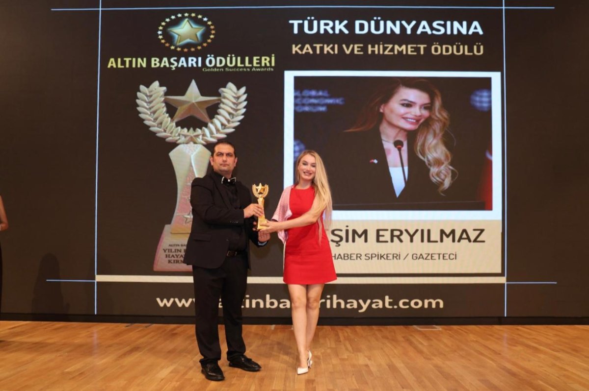 Sunucu Yeşim Eryılmaz Türk Dünyasına Katkı ve Hizmet Ödülü