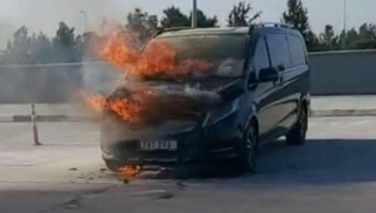 Ercan Havalimanı'nda turistik araç yandı!