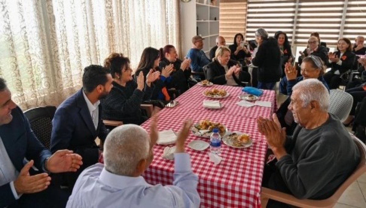 Zerrin Üstel'den anlamlı ziyaret: Yaşlılara gösterdiğimiz sevgi maneviyatımıza sahip çıkmaktır