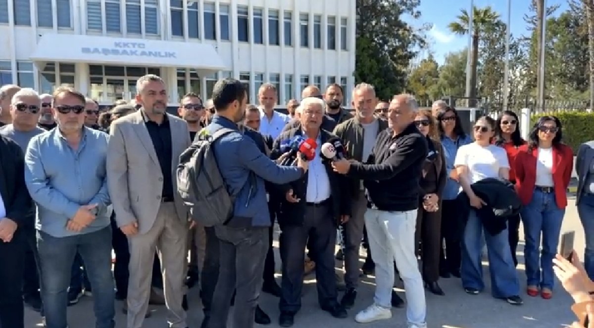 Türk-Sen, BES ve El-Sen Başbakanlık önünde: "Yasa geçtikten sonra eylemler duracak diye bir şey yok" 