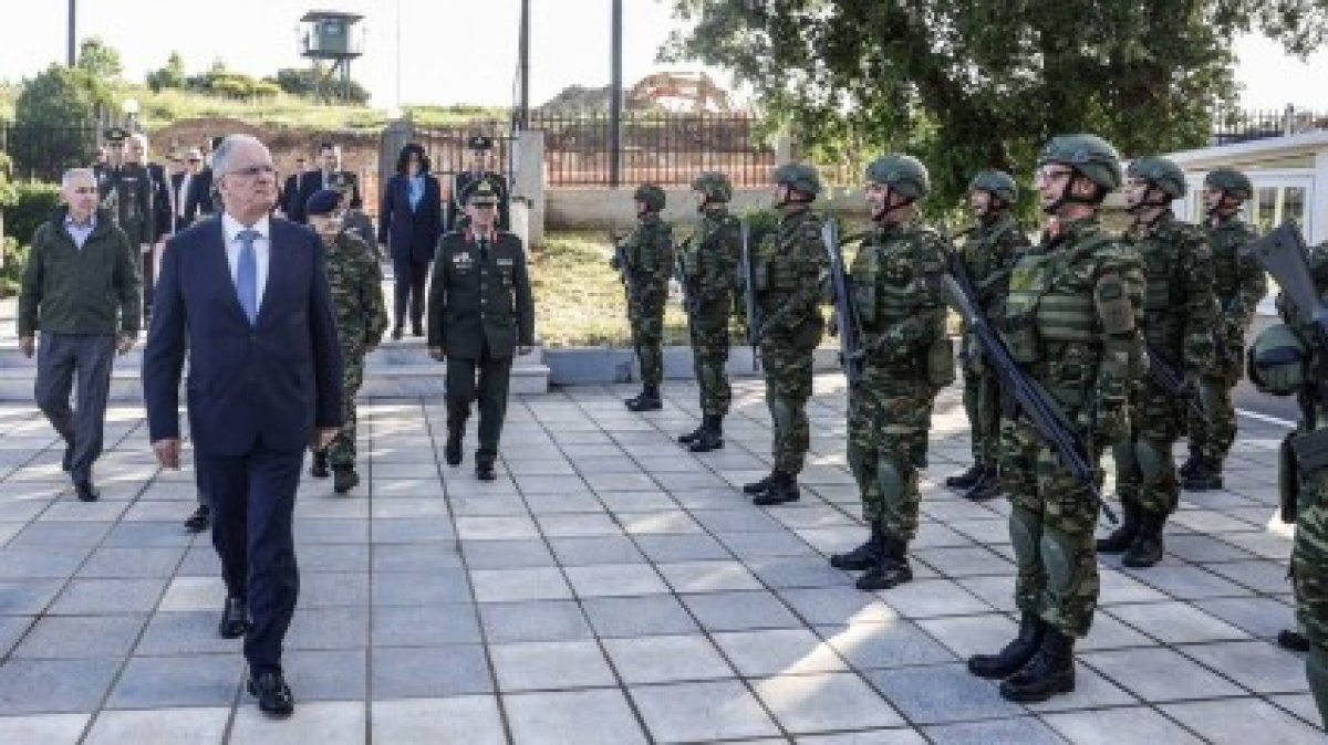 Yunanistan Cumhurbaşkanı Tasulas Türkiye sınırına yürüdü