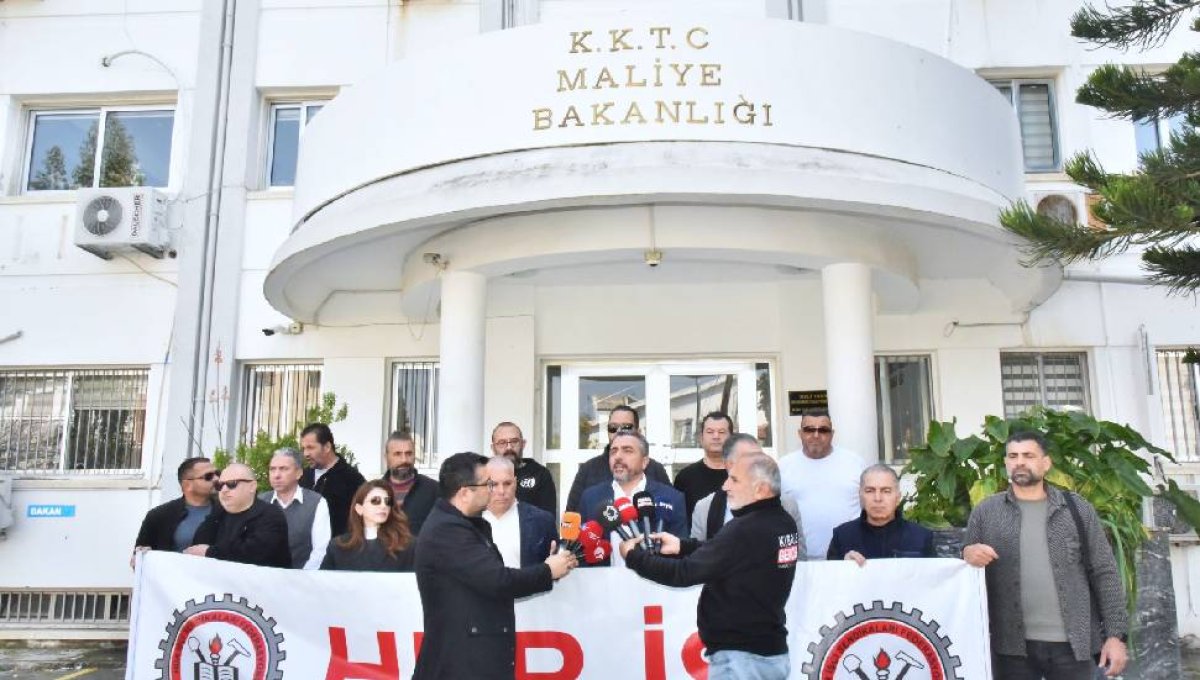 Hür-İş’ten Maliye Bakanlığı’nda protesto: Zamları kabul etmiyoruz