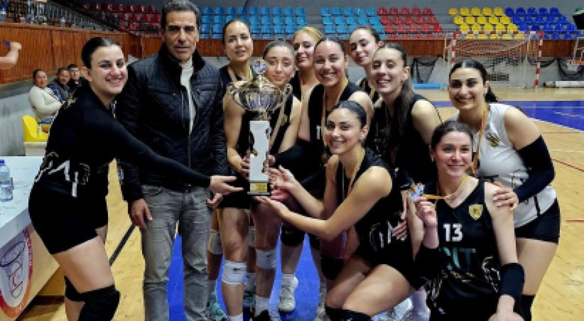 Voleybolda Süper Kupa sahiplerini buldu; Erkeklerde DAÜ Kadınlarda Koop Bank LVA