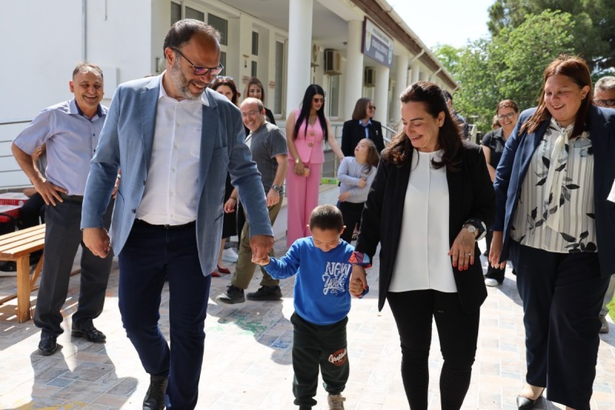 Sadıkoğlu çifti Ötüken Özel Eğitim Okulu’nu ziyaret etti